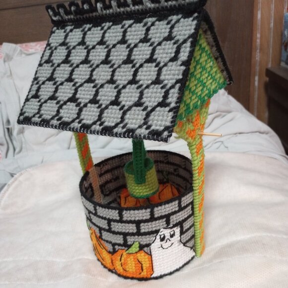 Wishing Well Candy Dish Plastic Canvas - Picture 1 of 1